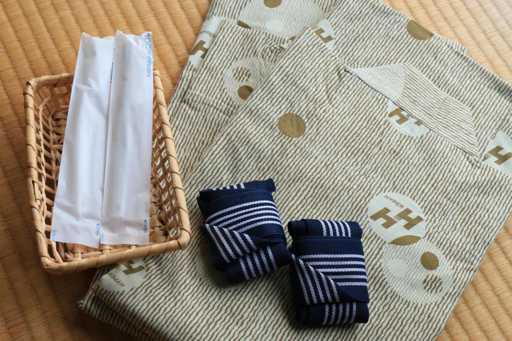 een rieten mand met twee blauwe en witte sokken bij ニュー筑水荘 in Ukiha