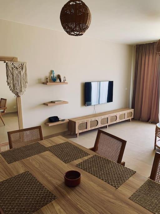 sala de estar con mesa y TV en Superb Ground floor at Azha Ain Sokhna, en Ain Sokhna