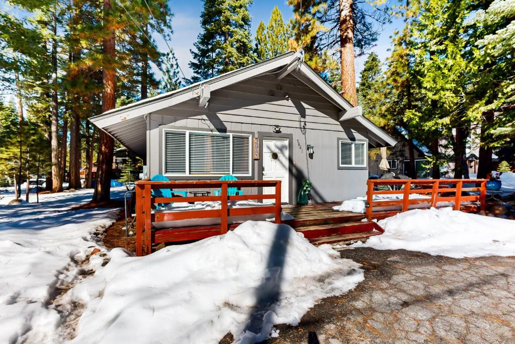 una pequeña casa en el bosque en la nieve en Tahoe Twilight en Carnelian Bay