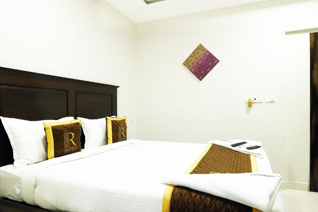 Rithikha Inn Crest - Deluxe Double Room (2 Adults + 1 Child)