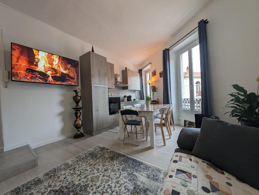 uma sala de estar com um sofá e uma mesa em 2 pièces , Centre ville , 100 mètres des plages. em Menton