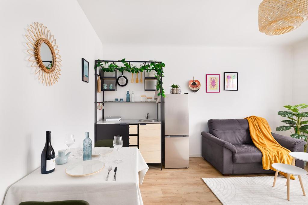 a living room with a table and a couch at Apparemment Cosy Paris CDG Stade Expo in Aulnay-sous-Bois