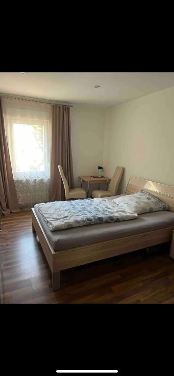 Postel nebo postele na pokoji v ubytování Privatzimmer , mit sehr guter Verkehrsanbindung