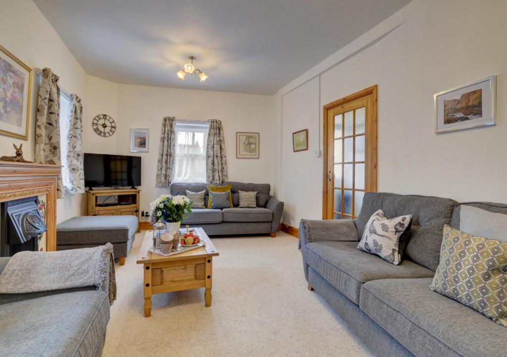 - un salon avec deux canapés et une table dans l'établissement Clifton House, à Lynmouth