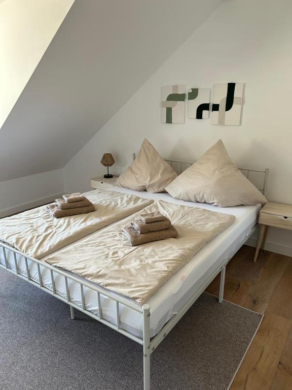 een groot wit bed met 2 kussens erop bij Wohnung mit großer Dachterrasse in Aken