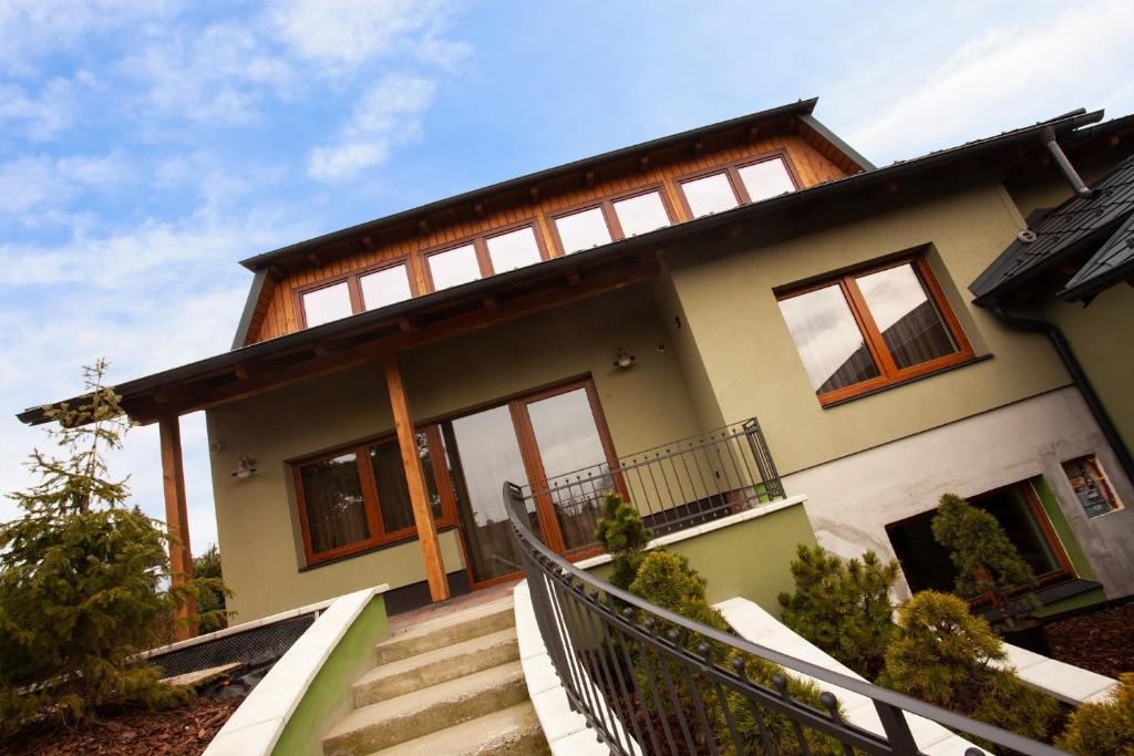 een huis met trappen ervoor bij Camelot Ostrava in Radvanice