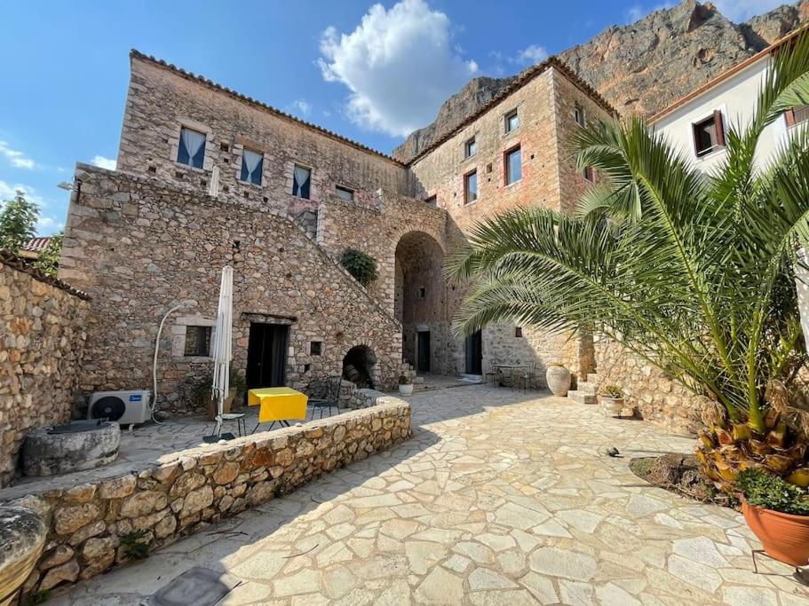 Φωτογραφία από το άλμπουμ του Vincenzo’s Room in a tower/ Brown στο Λεωνίδιο
