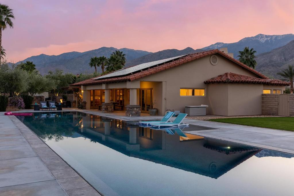 ein Haus mit einem Pool vor einem Haus in der Unterkunft Blue Waters at Andreas Hills in Palm Springs