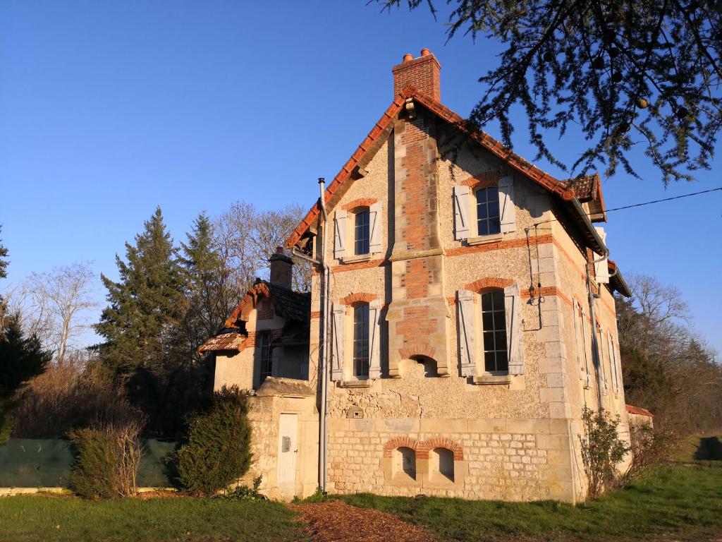une ancienne maison en briques sur le côté d'un champ dans l'établissement Maison La Demi-Lune, à Boulleret