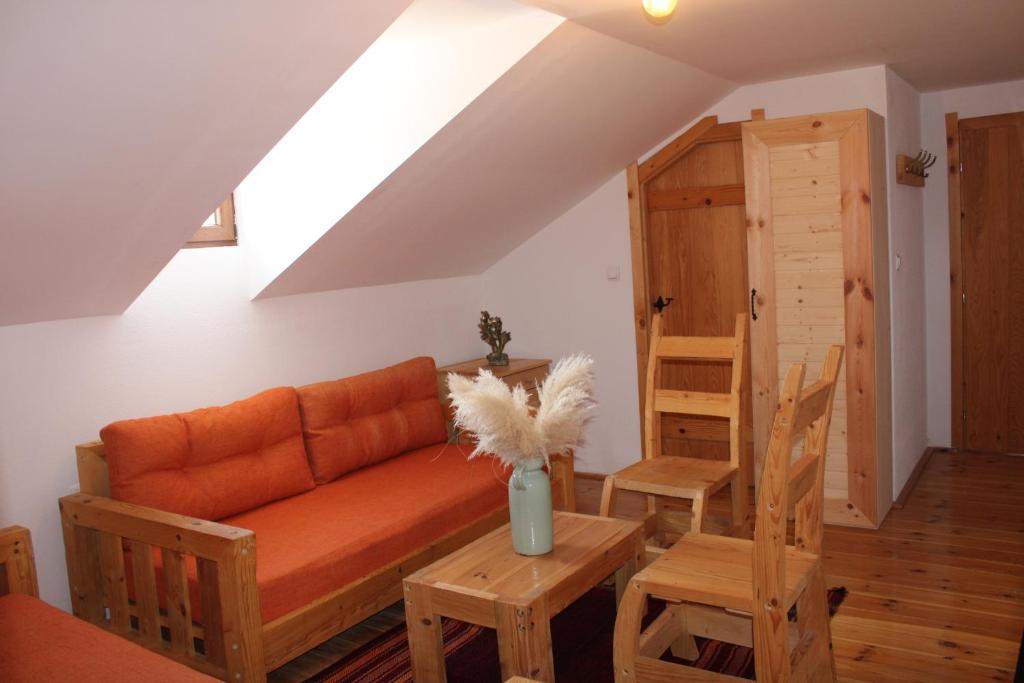 Area soggiorno di Pubhouse & Rooms Pahulja