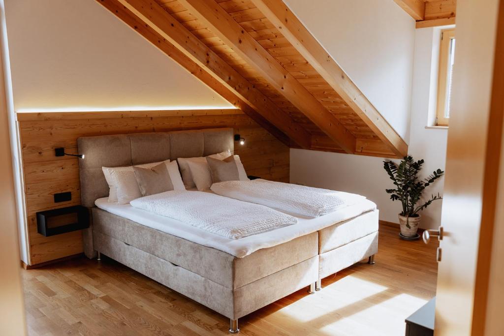 1 dormitorio con 1 cama grande en el ático en Alpen Apart Allgäu, en Oy-Mittelberg