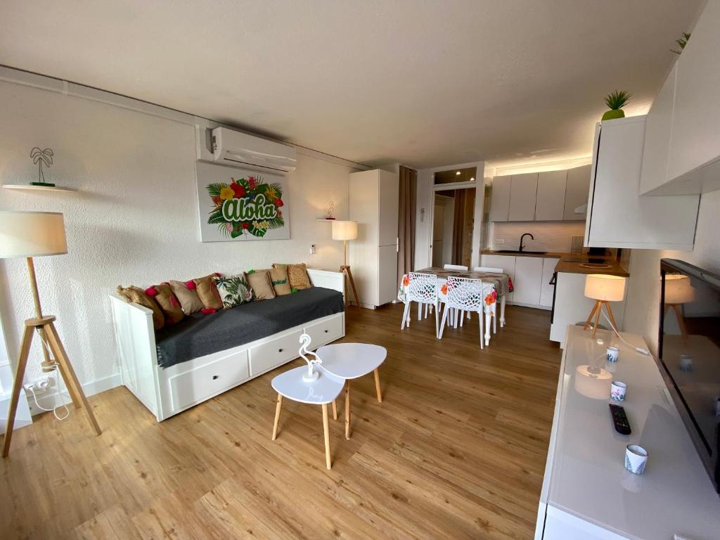 un salon avec un canapé et une table dans l'établissement Le nid douillet du Cabestan, au Grau-du-Roi