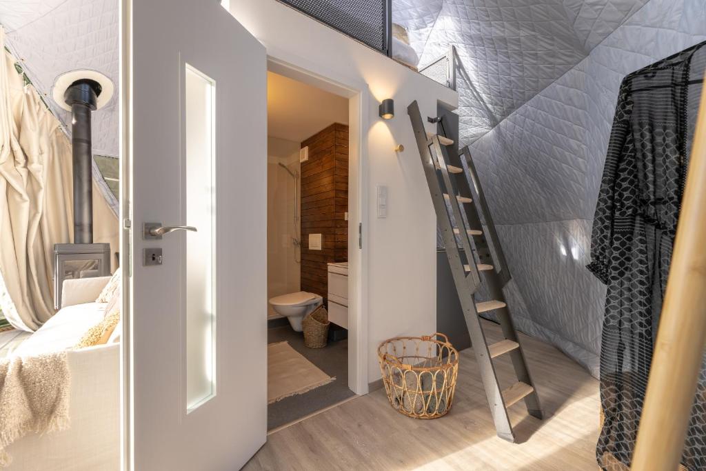 Koupelna v ubytování Glamping escape to the stars under Prague skyline