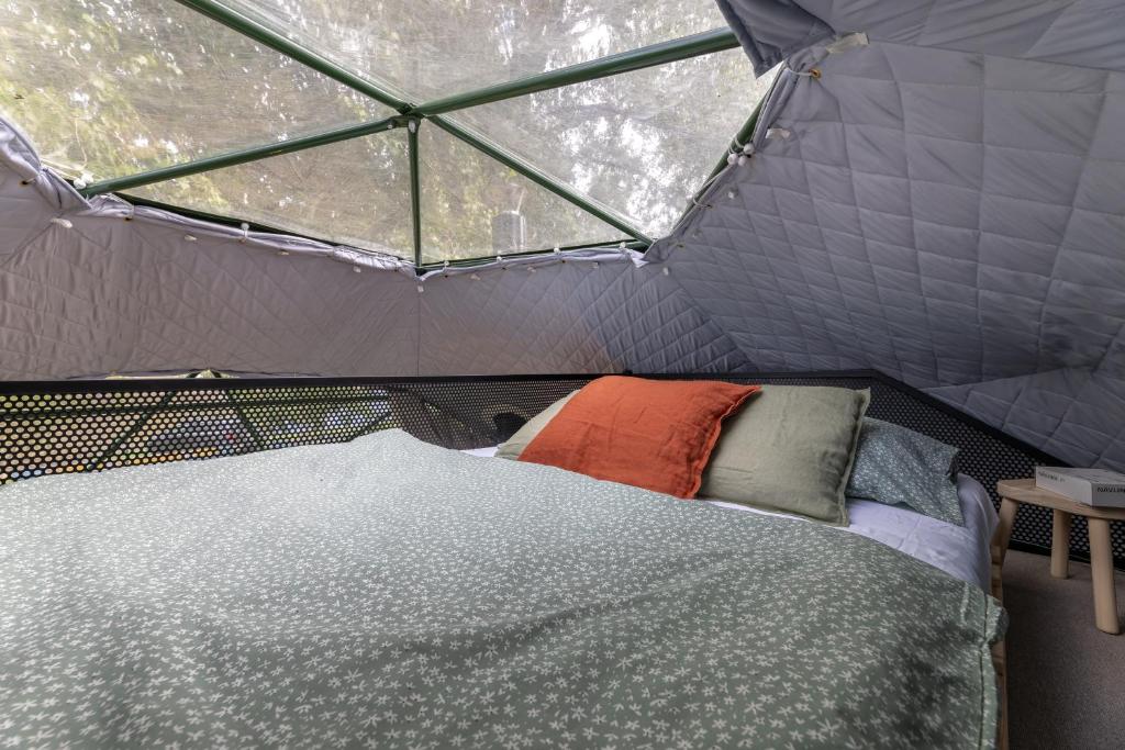 Postel nebo postele na pokoji v ubytování Glamping escape to the stars under Prague skyline