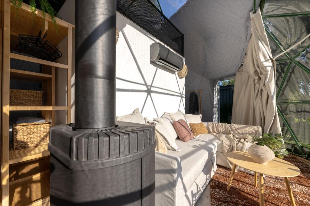 Posezení v ubytování Glamping escape to the stars under Prague skyline