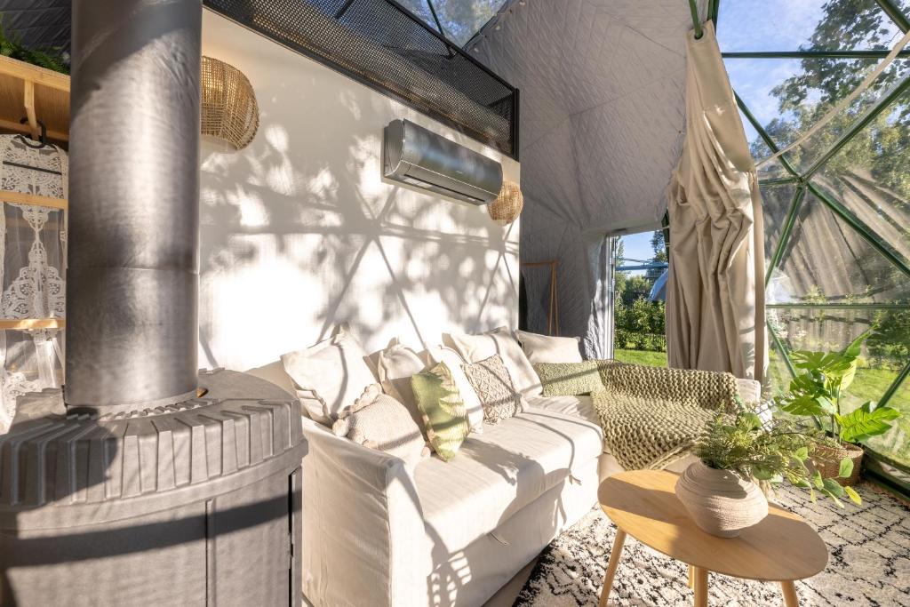 Posezení v ubytování Glamping escape to the stars under Prague skyline