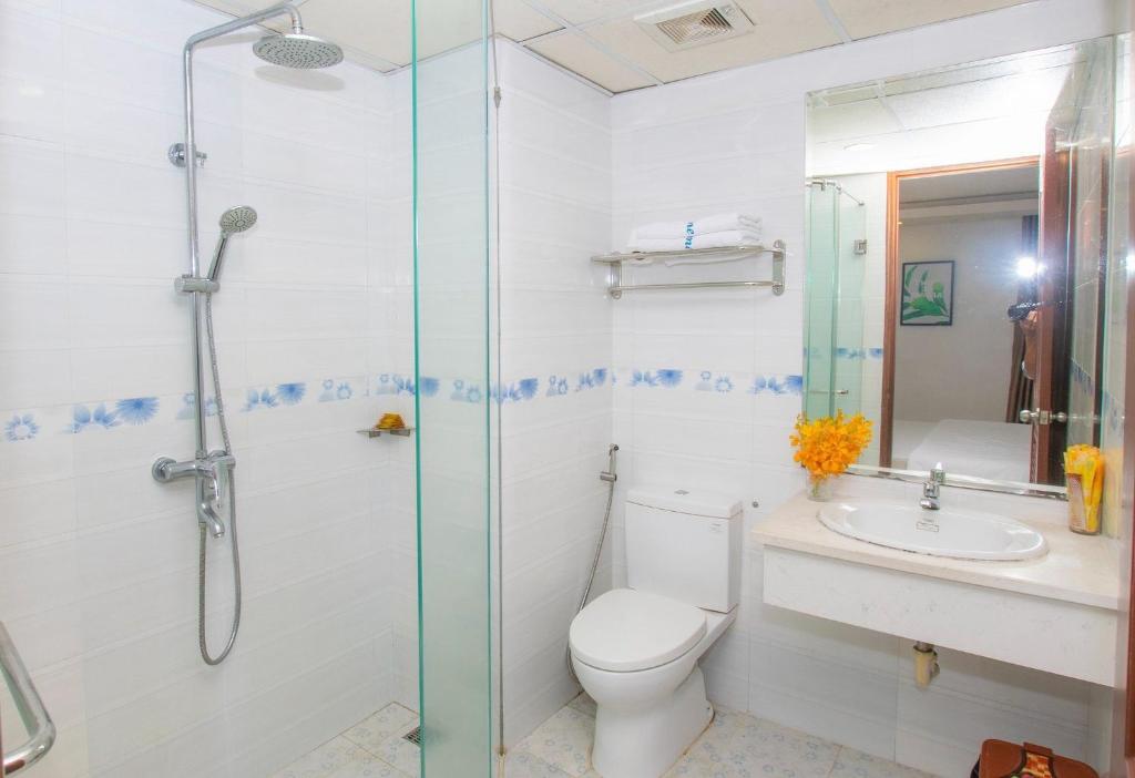 La salle de bains est pourvue d'une douche, de toilettes et d'un lavabo. dans l'établissement Nắng Vàng Nha Trang Hotel, à Nha Trang