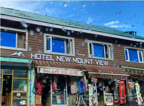 um sinal de newmnutt view do hotel em frente a uma loja em Hotel New Mount View Gulmarg em Gulmarg