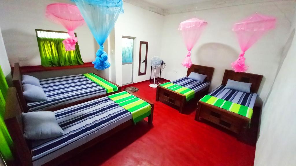 Postel nebo postele na pokoji v ubytování Sewana Guest INN