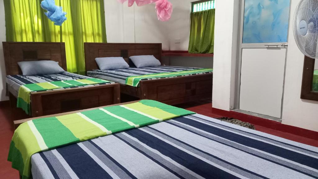 Postel nebo postele na pokoji v ubytování Sewana Guest INN