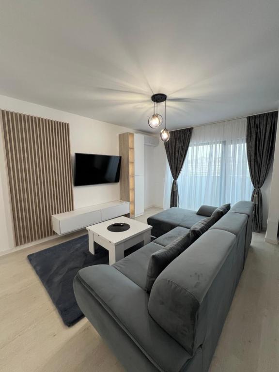 uma sala de estar com um sofá e uma televisão em Sunny Accommodation Suceava 56 em Suceava