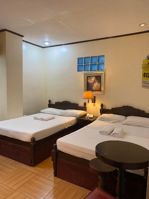 Postel nebo postele na pokoji v ubytování Sugarland Suites