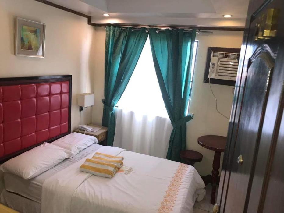 Postel nebo postele na pokoji v ubytování Sugarland Suites