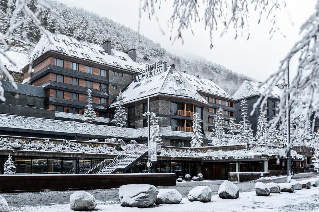 een groot gebouw met sneeuw op het dak bij Hotel Val de Neu G.L. in Baqueira-Beret