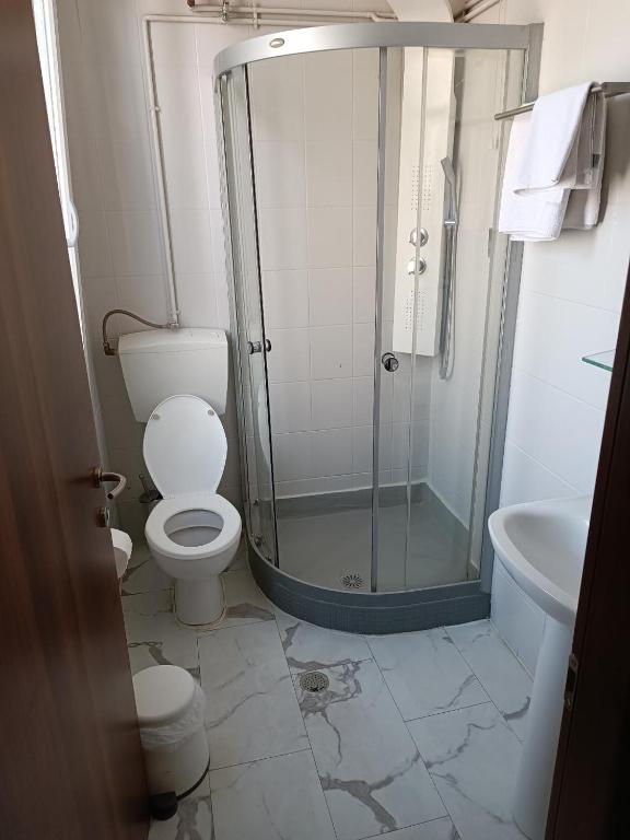 A bathroom at Diethnes