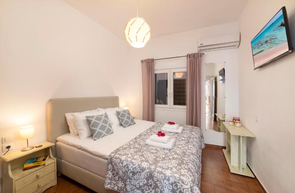 Postel nebo postele na pokoji v ubytování Elounda Summer Apt