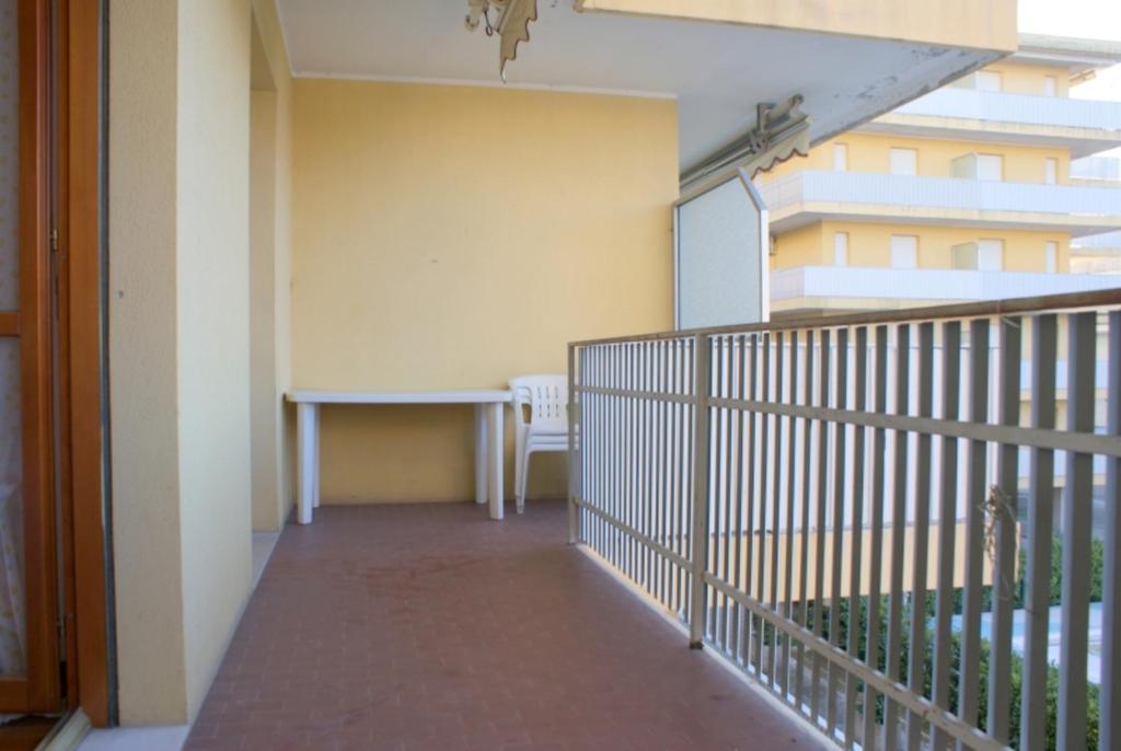 einen Balkon eines Gebäudes mit einem Tisch darauf in der Unterkunft Bibione getaway - comfy flat in residence in Bibione