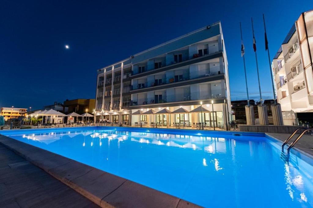 The swimming pool at or close to Hotel Marcelli