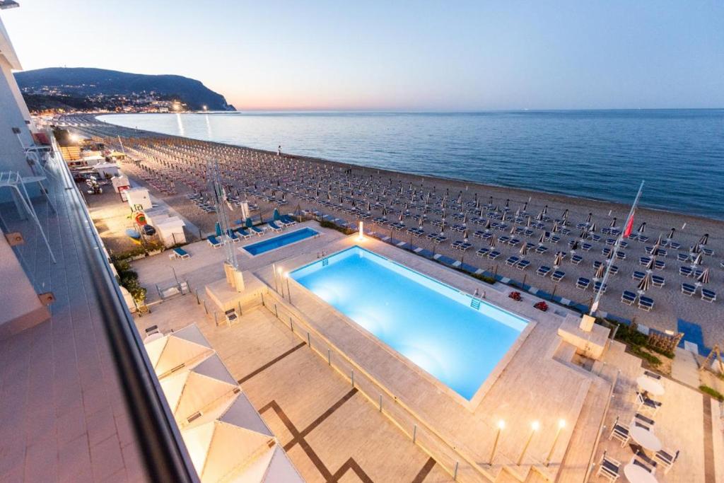 uma vista sobre uma piscina numa praia em Hotel Marcelli em Numana