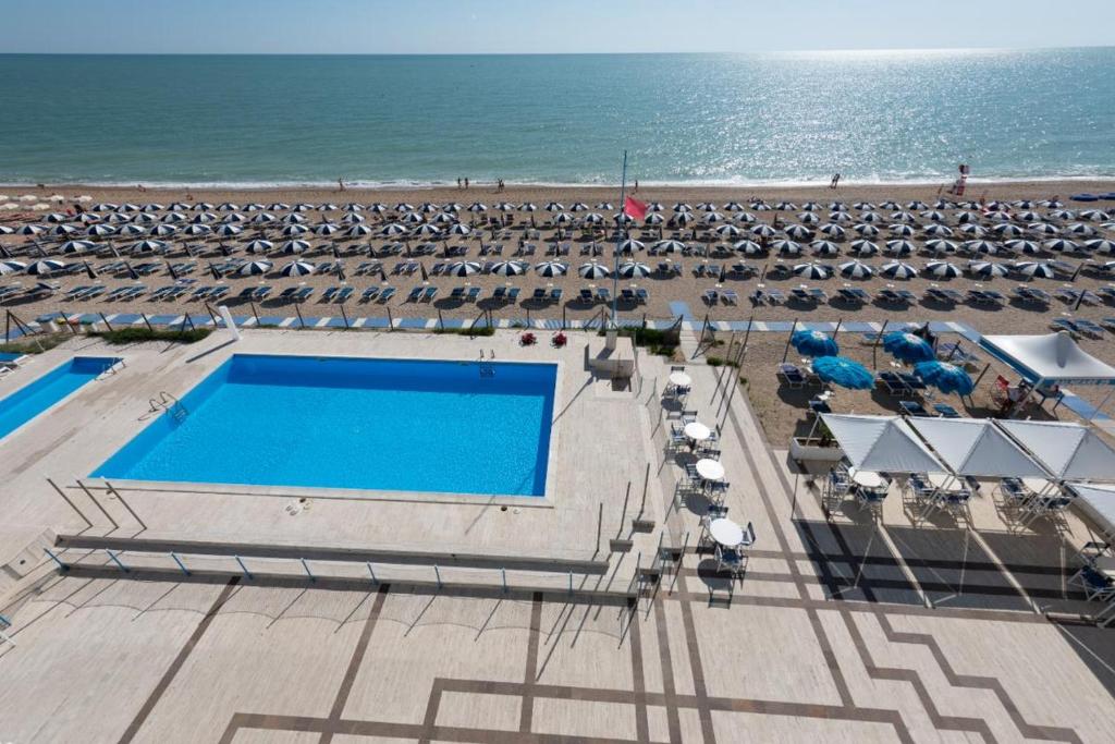The swimming pool at or close to Hotel Marcelli