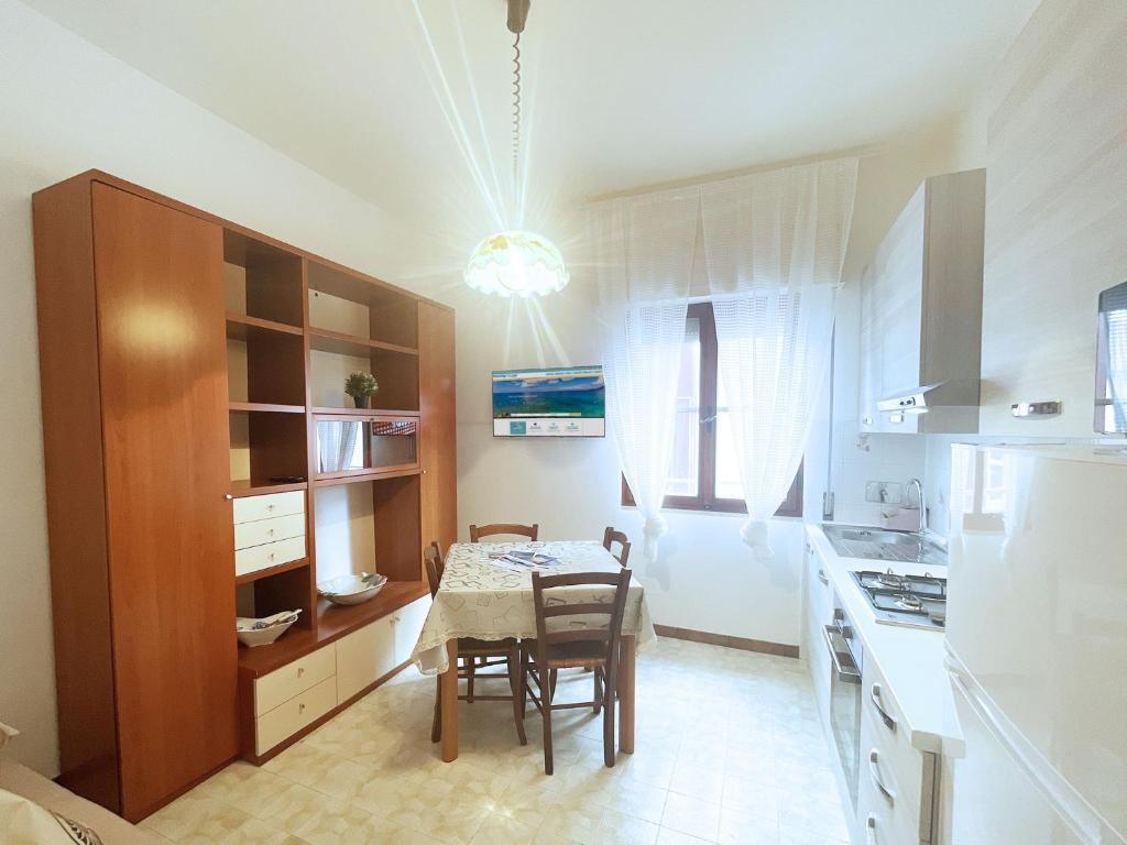 uma cozinha com uma mesa e uma sala de jantar em Casa Diana - ArgonautiVacanze em Porto Azzurro
