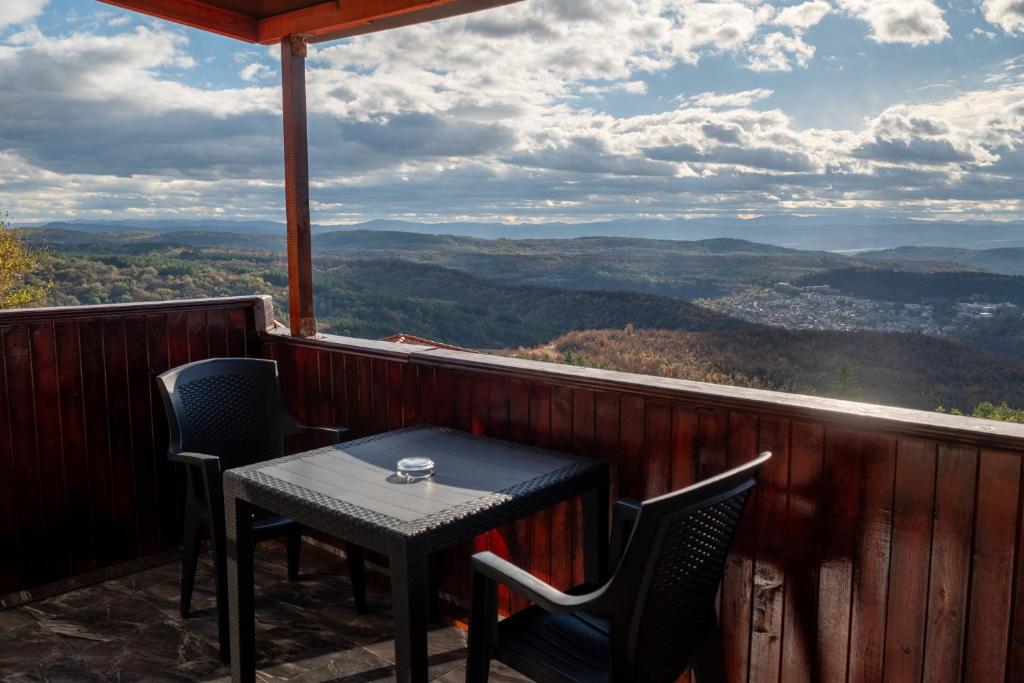 einen Tisch und Stühle auf einem Balkon mit Aussicht in der Unterkunft Park Hotel Arbanassi in Arbanassi