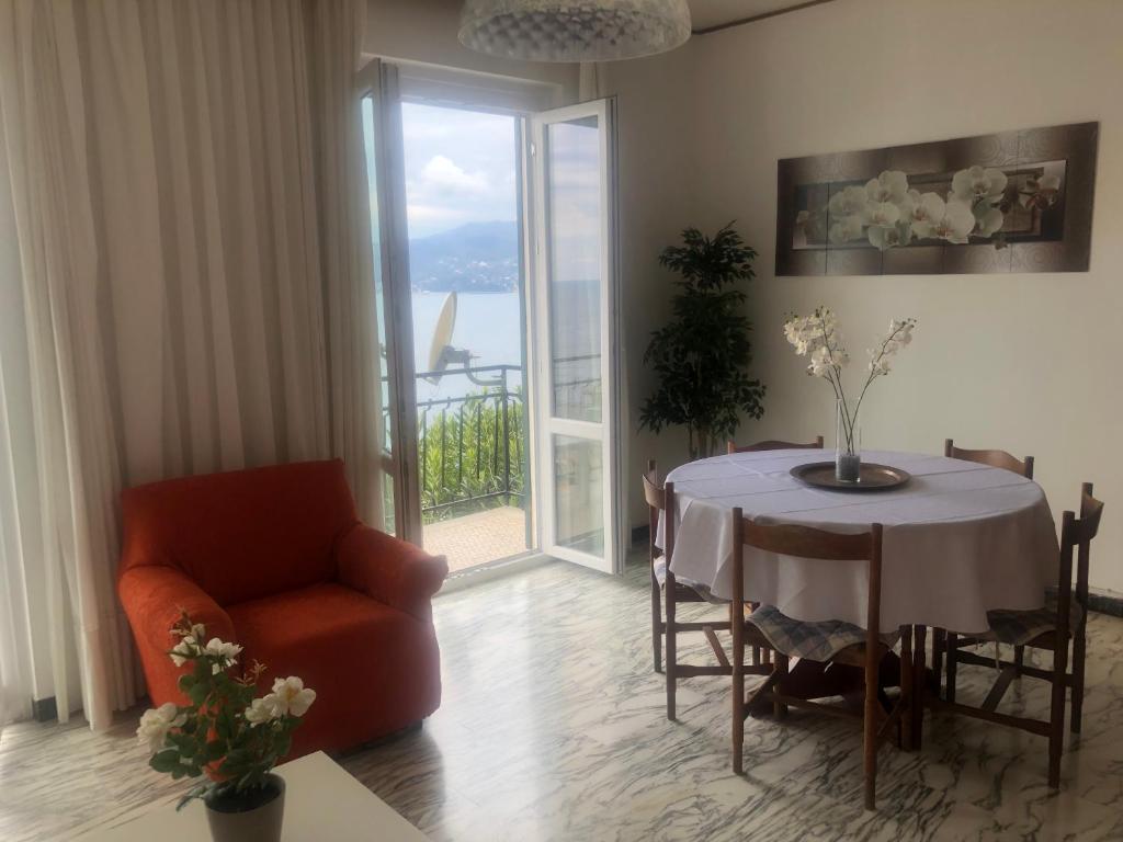 een woonkamer met een tafel en een stoel bij DAVANTI AL MARE E A PORTOFINO - IN FRONT OF THE SEA AND PORTOFINO in Zoagli