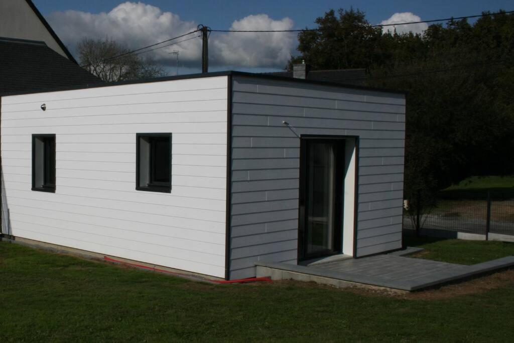 un petit bâtiment blanc sur le côté d'une maison dans l'établissement maison sud Morbihan proche mer très calme, à Camoël
