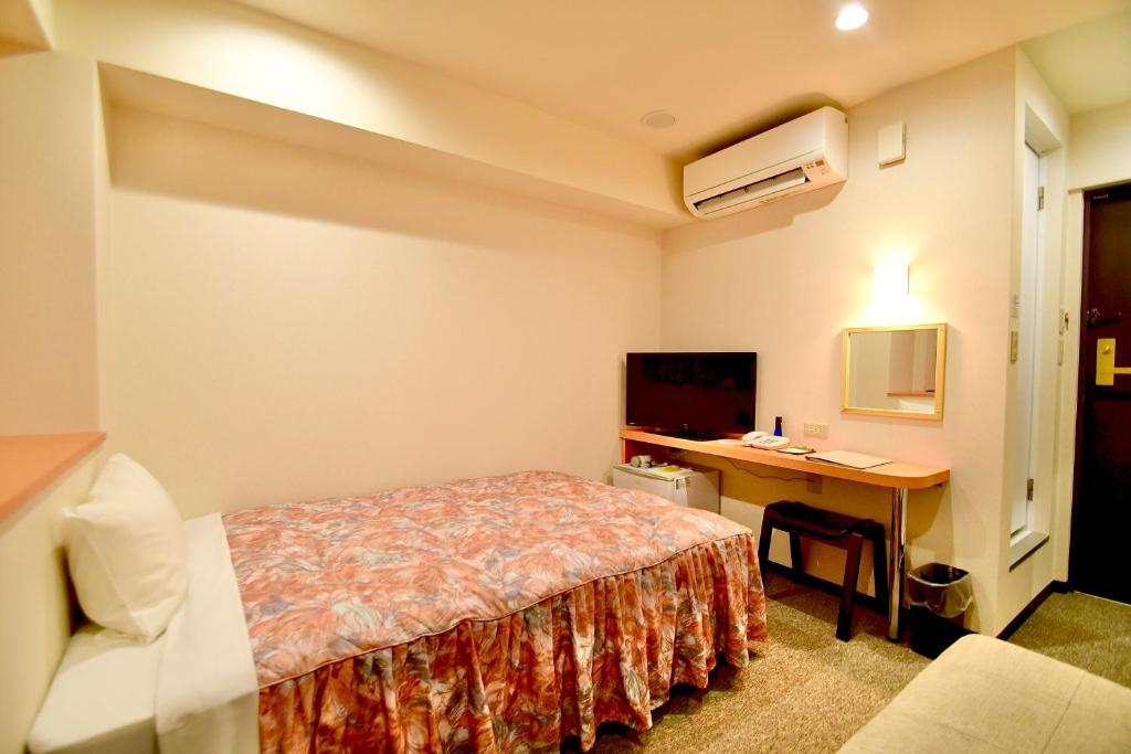 TV a/nebo společenská místnost v ubytování Himeji Ekimae Universal Hotel Minamiguchi