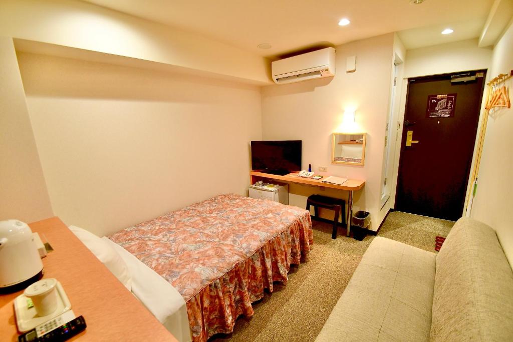 TV a/nebo společenská místnost v ubytování Himeji Ekimae Universal Hotel Minamiguchi