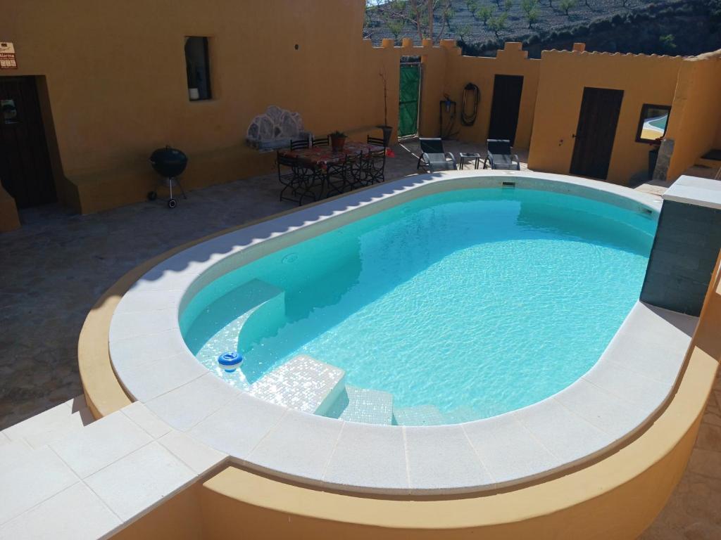 una gran piscina en medio de un edificio en Casa rural los Cerezos, en Albox