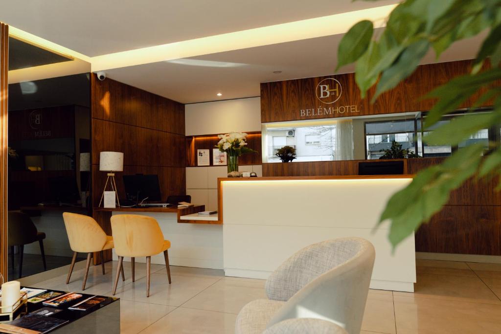 lobby z krzesłami i recepcją w obiekcie Belem Hotel w mieście Pombal