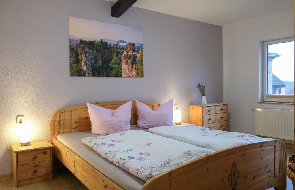 1 dormitorio con 1 cama grande de madera y 2 mesitas de noche en Ferienhaus Rudolph, en Bad Schandau