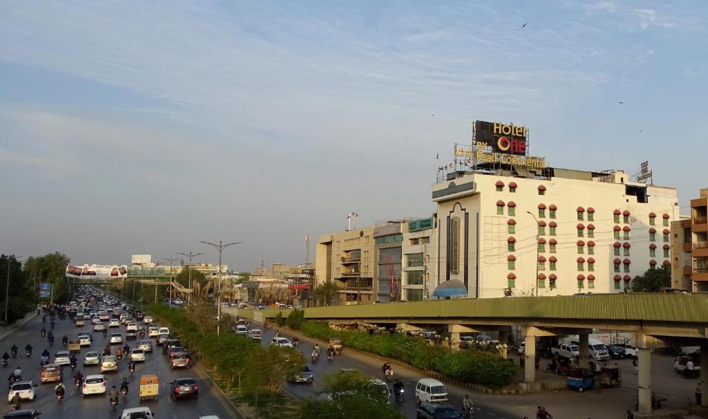een drukke straat vol verkeer bij Hotel One Karachi in Karachi