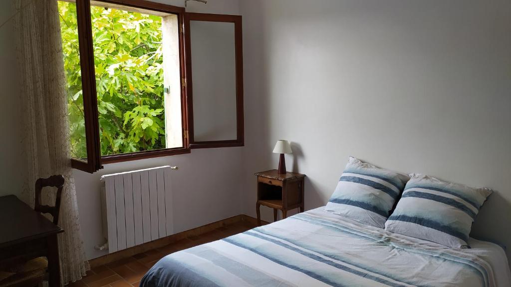 Postel nebo postele na pokoji v ubytování Manosque: Maison en Provence avec superbe vue