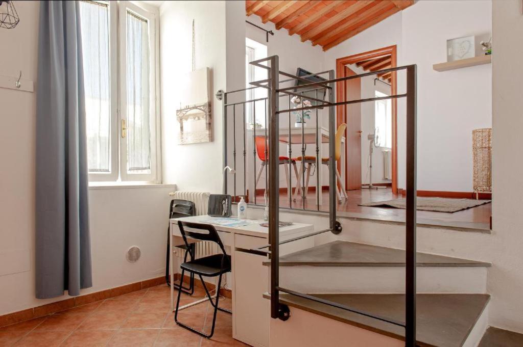 Zimmer mit einem Tisch mit Stühlen und einem Spiegel in der Unterkunft CASA FELICITA' in Livorno