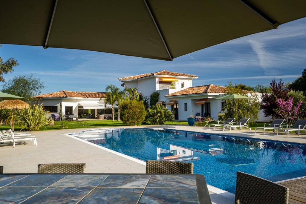 ソレードにあるLa villa du parcのヴィラ内のスイミングプール