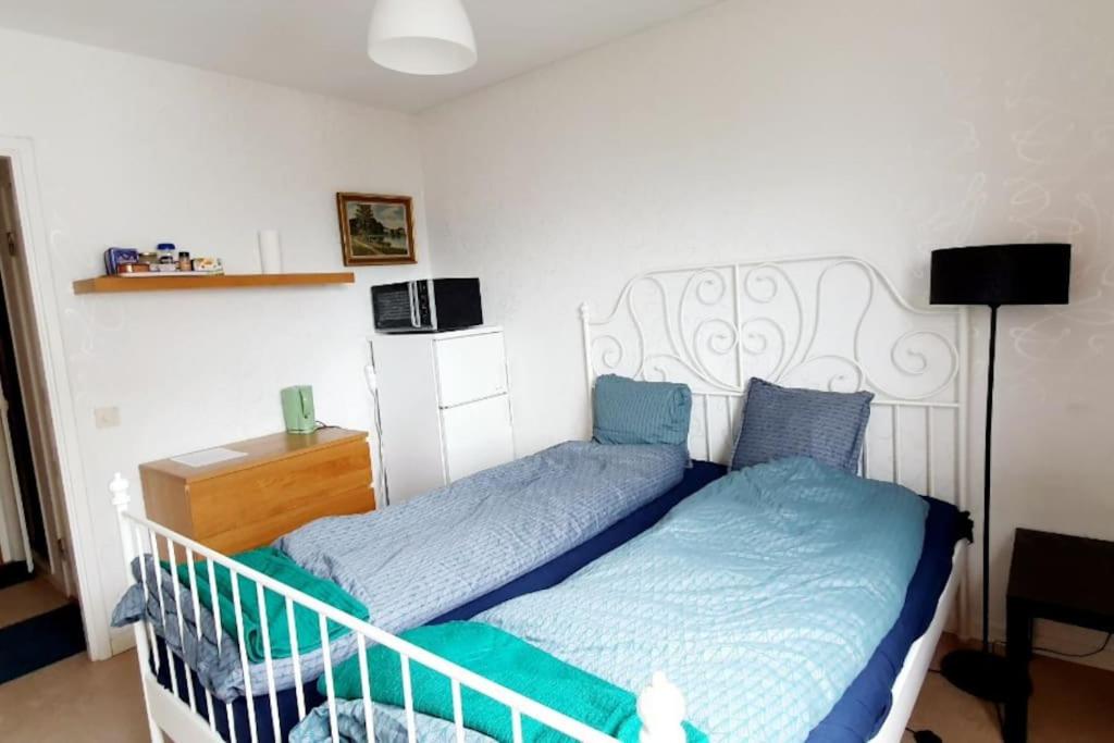 Ein Bett oder Betten in einem Zimmer der Unterkunft Private studio apartment 13 min to Stockholm city