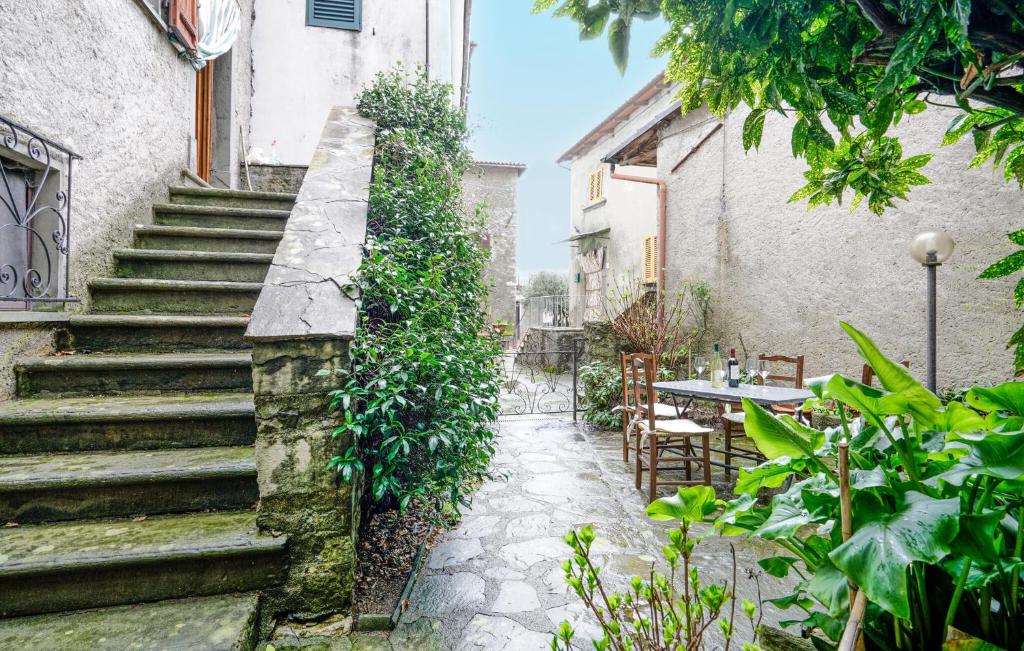 einen Garten mit einer Treppe, einem Tisch und einem Gebäude in der Unterkunft Lovely Apartment In Verni With Wifi in Verni