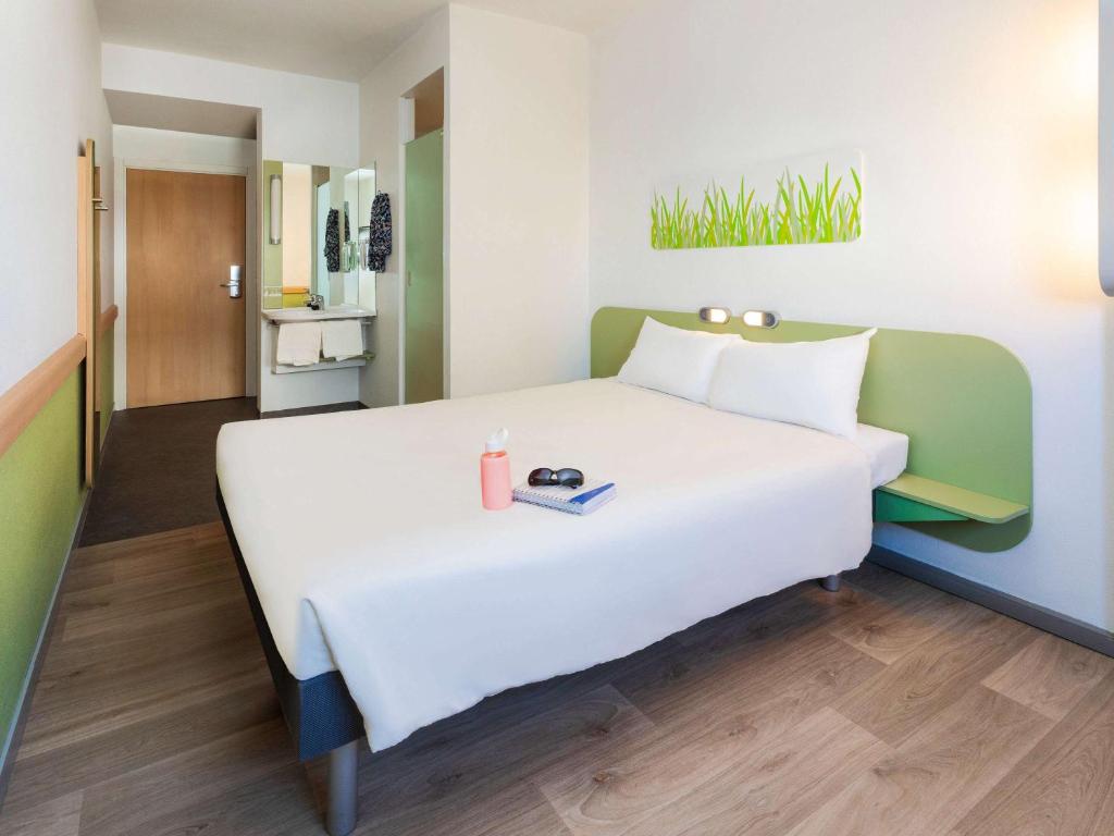 1 cama blanca grande en una habitación en Ibis Budget Madrid Vallecas, en Madrid